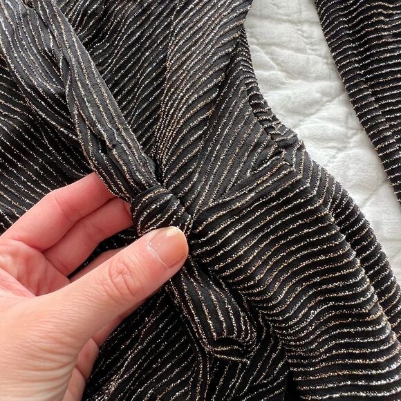 NWT Francesca’s Long Sleeve Wrap V-Neck Top glitter Embellished Size XS - Picture 2 of 10